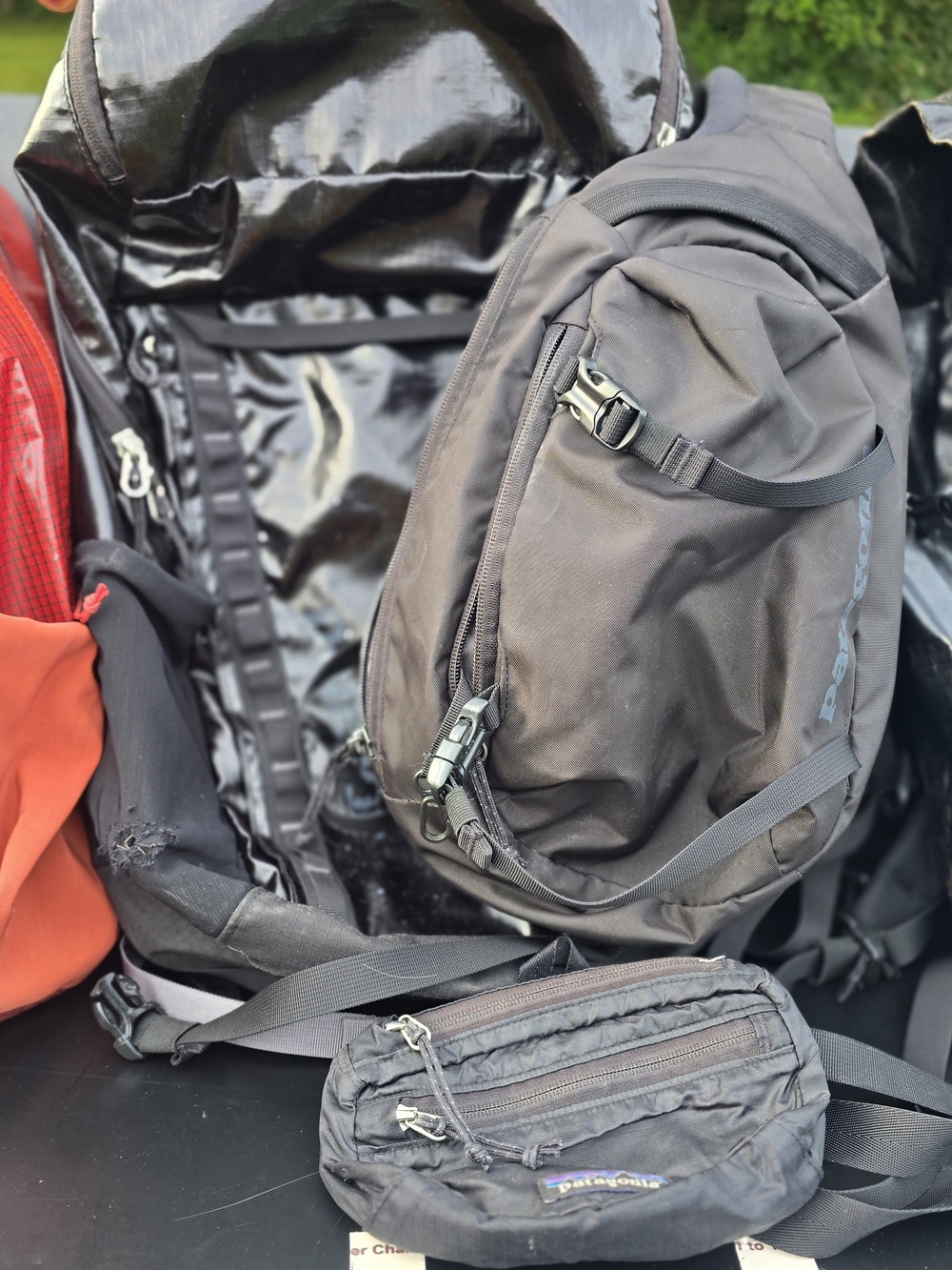 Patagonia Blacked Out Glossy Tpu 25l Atom 8 And Hip Pack